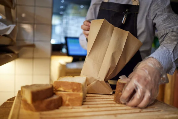 Padaria, pão em saco de papel sobre fundo de madeira rústica, conceito de supermercado . — Fotografia de Stock