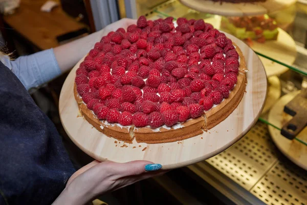 lezzetli Çilekli tart yeşil arka plan, üstten görünüm üzerinde dilim.
