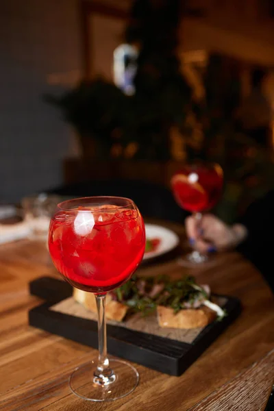 Italienischer Cocktail mit Orangenscheiben auf grauem Steintisch. Sommerdrink, hausgemacht. — Stockfoto