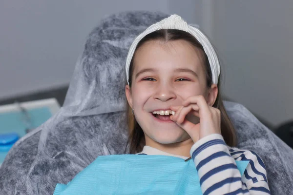 Chica retrato con un diente perdido adolescente niño con un diente caído. —  Fotos de Stock
