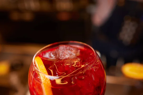 灰色の石のテーブルの上にオレンジのスライスとイタリアのカクテル。夏の飲み物自家製. — ストック写真