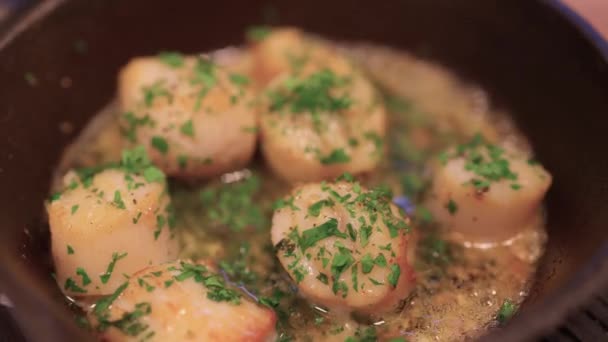 Ψήσιμο πιάτο με νόστιμο τηγάνι κατσαρόλα πατάτα. — Αρχείο Βίντεο
