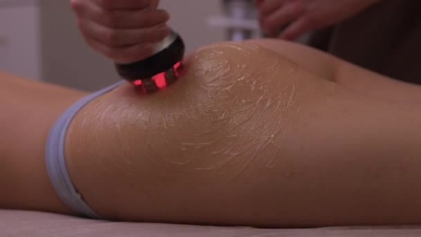 Correctie van hardwarefiguren. Machinekuiskunde. Mooie vrouw met cavitatie, procedure verwijderen cellulitis op haar billen. — Stockvideo