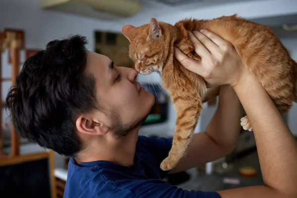 Молодой человек в футболке с котом. — стоковое фото