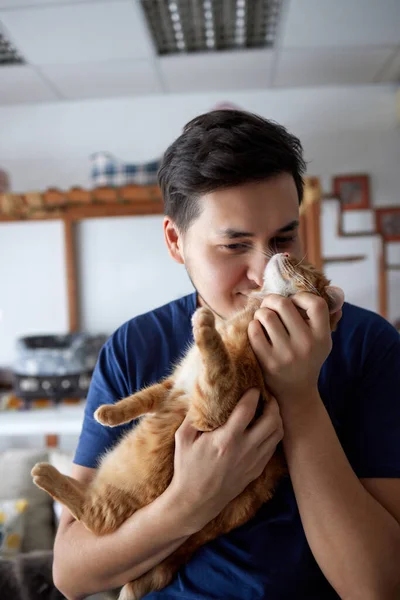 Молодой человек в футболке с котом. — стоковое фото
