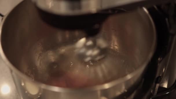 Kadın elinin hamurla çikolata sosunu elektrikli mikserle karıştırmasını kapat.. — Stok video