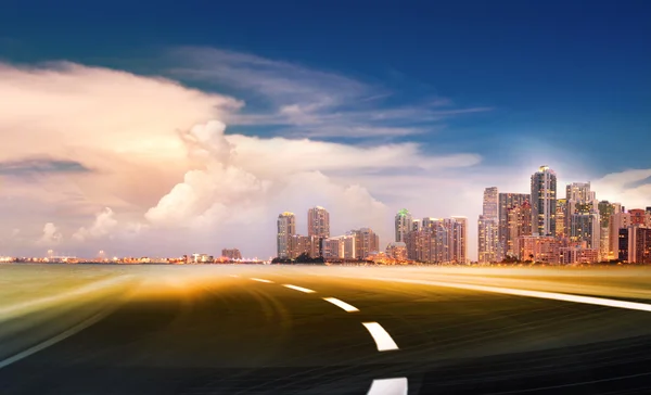 modern şehre gelecek bir kentsel otoyol soyut gösteren resim