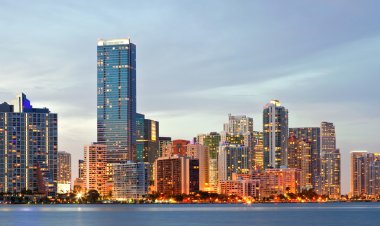 Miami florida şehir merkezindeki binalara günbatımı Panoraması