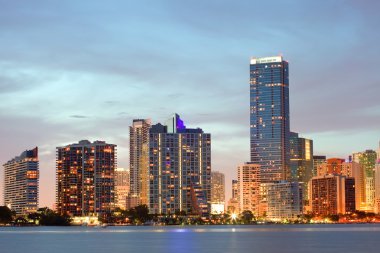 Miami florida şehir merkezindeki binalara günbatımı Panoraması