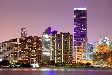 Miami florida şehir merkezindeki binalara günbatımı Panoraması