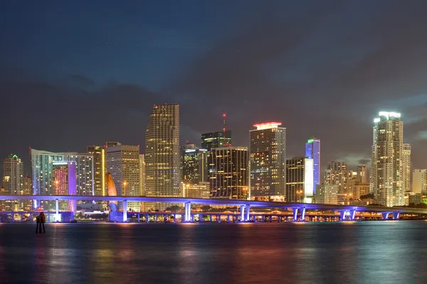 Miami Floride bâtiments du centre-ville la nuit — Photo