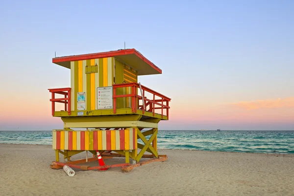 Μαϊάμι Μπιτς Φλόριντα καλοκαίρι σκηνή με ναυαγοσώστη σπίτι — Φωτογραφία Αρχείου