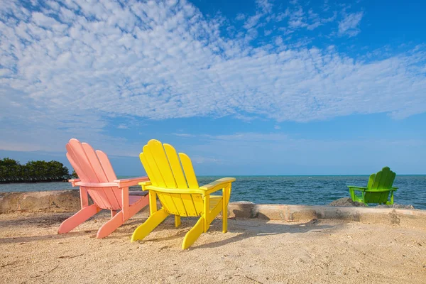 Sommerszene mit bunten Liegestühlen an einem tropischen Strand in Florida mit blauem Himmel und Meer — Stockfoto