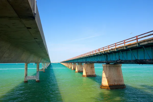 Мосты уходят в бесконечность. Семь миль мост во Флориде ключи — стоковое фото