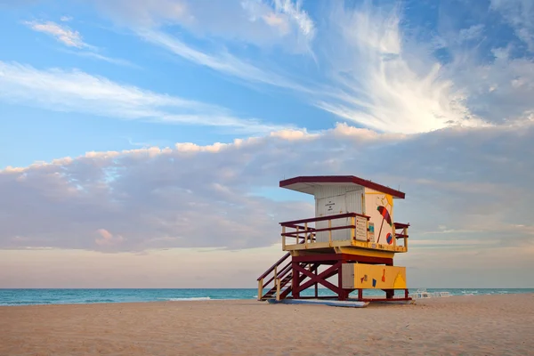 Καλοκαίρι σκηνή στην παραλία του Μαϊάμι Φλόριντα, με ένα πολύχρωμο ναυαγοσώστη σπίτι — Φωτογραφία Αρχείου