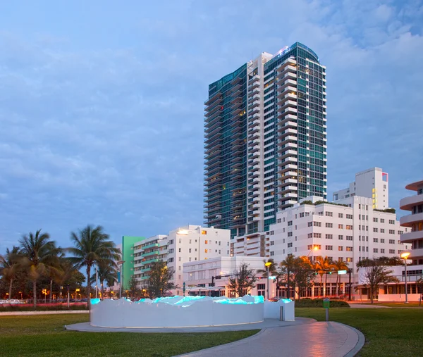 Miami Beach Florida, parco pubblico ed edifici — Foto Stock