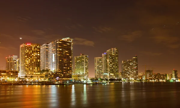 Şehir miami florida şehir'deki renkli günbatımı panorama