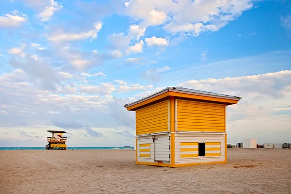Καλοκαίρι σκηνή στην παραλία του Μαϊάμι Φλόριντα, με ένα πολύχρωμο ναυαγοσώστη σπίτι σε ένα τυπικό αρτ ντεκό αρχιτεκτονική — Φωτογραφία Αρχείου
