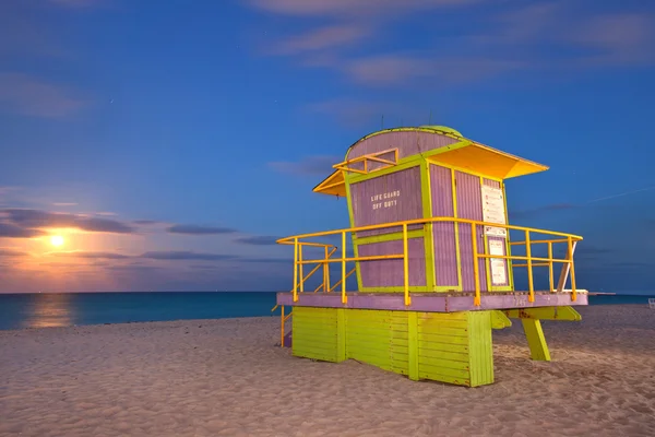 Escena de verano en miami beach florida con una casa colorida salvavidas — Stockfoto