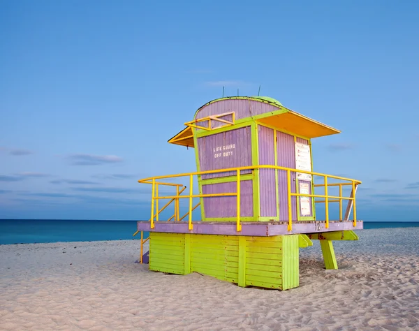 Summer scene in Miami Beach Florida with a colorful lifeguard house — Stock Photo, Image