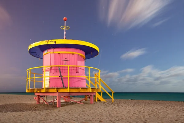 Cena de verão em Miami Beach Florida com uma casa colorida salva-vidas — Fotografia de Stock