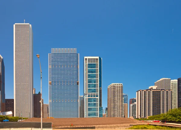 Ciudad de Chicago EE.UU. edificios del centro en un día de verano — Foto de Stock