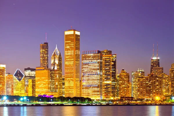 Ciudad de Chicago USA, colorido horizonte panorámico del atardecer del centro de la ciudad — Foto de Stock