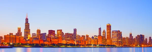 Город Чикаго, США, красочная панорама заката в центре города — стоковое фото