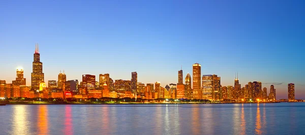 Πόλη του Σικάγο ΗΠΑ, πολύχρωμο ηλιοβασίλεμα Πανόραμα στον ορίζοντα της πόλης — Φωτογραφία Αρχείου