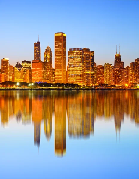 Ciudad de Chicago USA, colorido horizonte panorámico del atardecer del centro de la ciudad — Foto de Stock