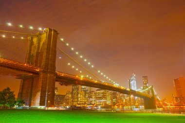 New York'ta gece panorama Brooklyn Köprüsü ile