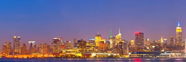 Nueva York, Estados Unidos colorido horizonte nocturno panorama — Foto de Stock