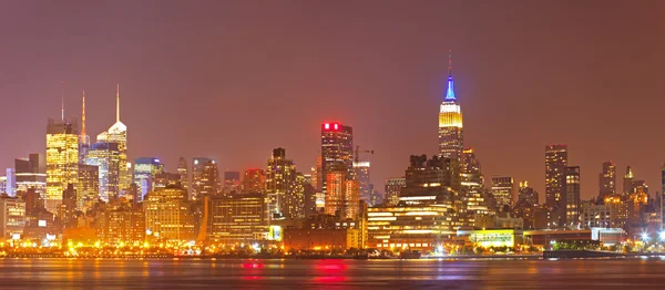 New York City, Amerika Birleşik Devletleri renkli gece manzarası panorama — Stok fotoğraf