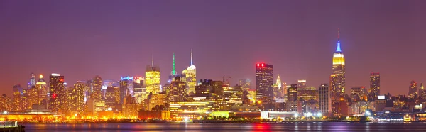 Nueva York, Estados Unidos colorido horizonte nocturno panorama —  Fotos de Stock