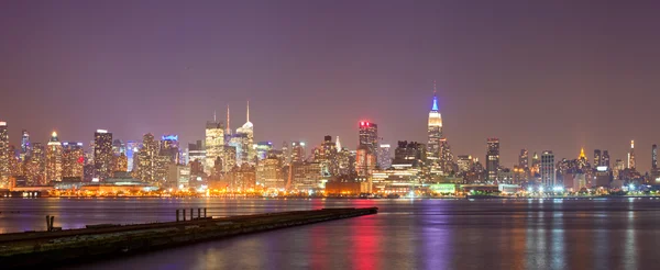 Nueva York, Estados Unidos colorido horizonte nocturno panorama — Foto de Stock