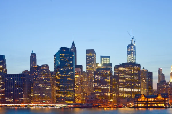 New york city, usa, skyline panorama av downtown byggnader vid solnedgången — Stockfoto