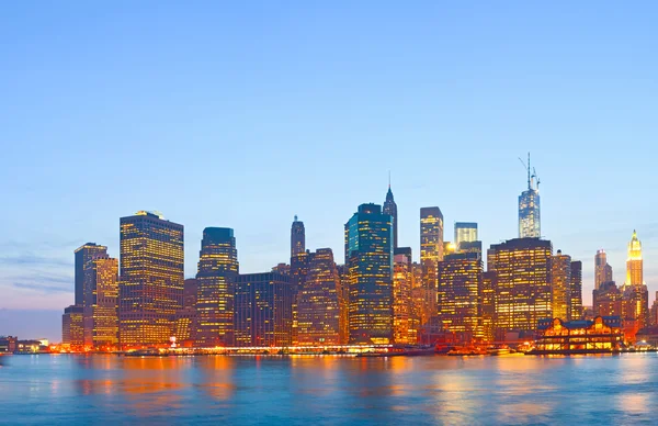 New York, Stati Uniti d'America, panorama skyline degli edifici del centro al tramonto — Foto Stock