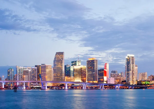 Miami Florida negocios y edificios residenciales al atardecer —  Fotos de Stock