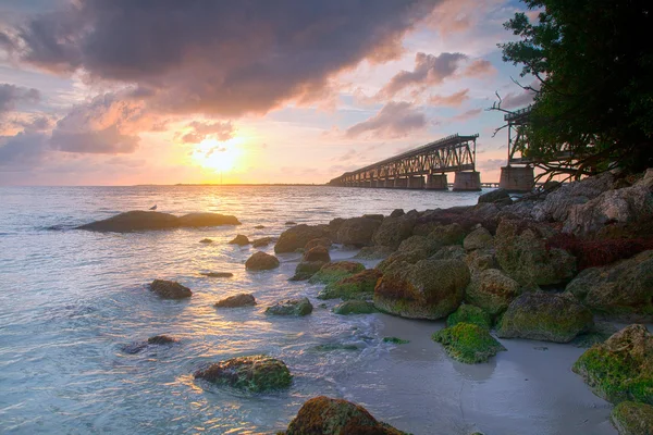 Paisaje colorido de un hermoso atardecer tropical en Bahia Honda park, Key West Florida —  Fotos de Stock