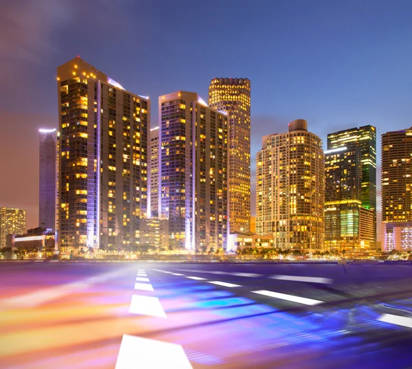 modern CIT için gelecek bir kentsel otoyol soyut gösteren resim