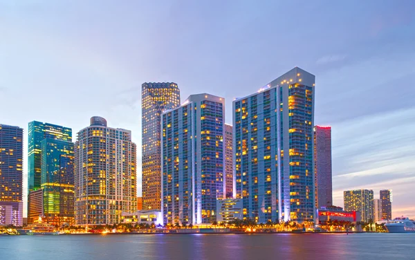 Miami Florida negocios y edificios residenciales al atardecer — Foto de Stock