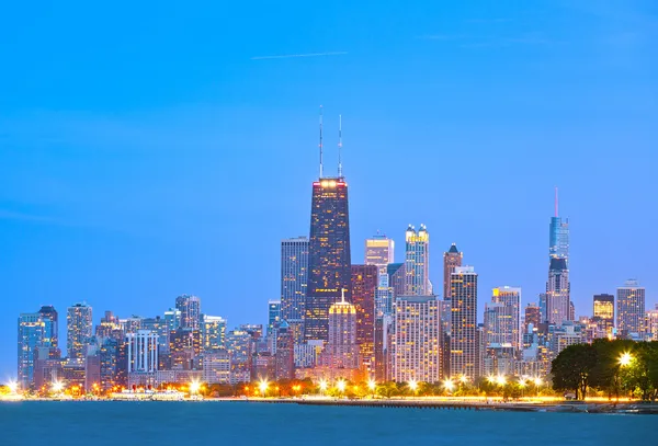 Stad van chicago usa zonsondergang kleurrijke panorama — Stockfoto