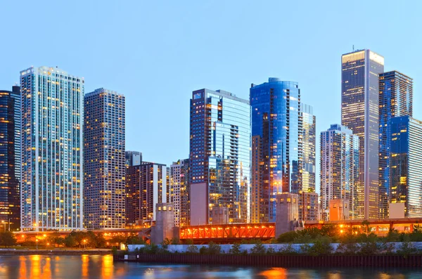 Stad van chicago usa zonsondergang kleurrijke panorama — Stockfoto