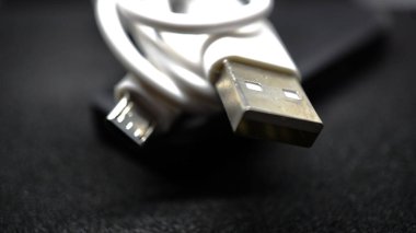 USB kablosu beyaz. nesne fotoğrafçılık biçimi