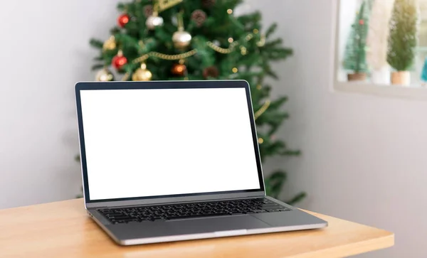 Preencha Computador Portátil Com Tela Branca Mesa Escritório Espaço Trabalho — Fotografia de Stock