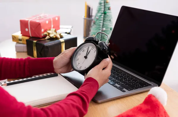 Empresária Segurando Uma Contagem Regressiva Relógio Ano Novo Mesa Escritório — Fotografia de Stock