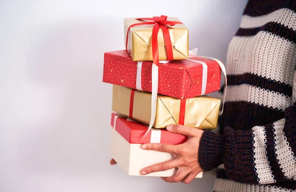 Kobieta Swetrze Trzyma Pudełko Prezentów Boże Narodzenie Szczęśliwego Nowego Roku — Zdjęcie stockowe