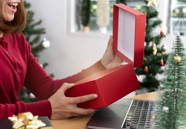 Mulher Negócios Surpresa Caixa Presente Aberta Mesa Escritório Dia Natal — Fotografia de Stock