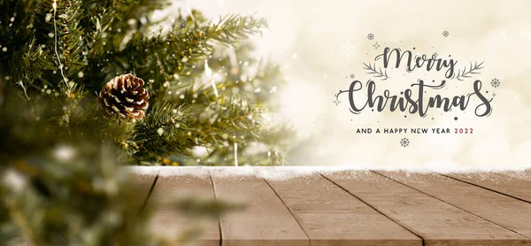 Ürün görüntüleme montajı için odak dışı noel ağacı olan boş noel masası arkaplanı.