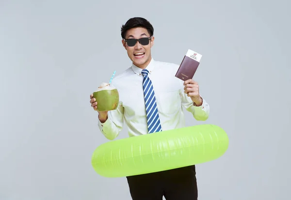 Szczęśliwy Azji Biznesmen Gospodarstwa Woda Kokosowa Covid Paszport Korzystających Ich — Zdjęcie stockowe